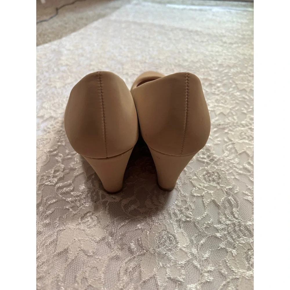 Taupe Round Toe Wedge Pumps 8.5 Office Chic Preppy Classic Modern Minimalist
